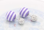 Dobbelt perleøreringe; lys lilla og hvide striber og lille diamantbold med glitrende sten
